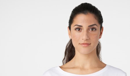 Bioderma - Mujer con manchas en la cara