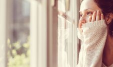 Tu piel - joven mirando por la ventana 