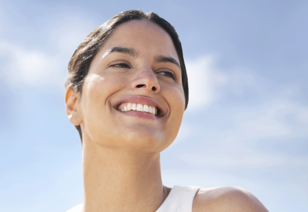 M SPF 50+ Melasma tono claro : Evita y reduce las manchas oscuras faciales debidas al embarazo o por cambios o tratamientos hormonales. Alta cobertura y acabado mate.