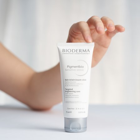 Para limpiar y exfoliar piel hiperpigmentada, la crema despigmentante Pigmentbio Foaming Cream ayuda a renovar a diario las células de la piel para una mayor suavidad y luminosidad. Limpia y exfolia suavemente la piel con manchas Previene y ayuda a corregir las manchas oscuras de la piel Unifica e ilumina el tono de la piel Hidrata y deja la piel suave. Alta tolerancia - Textura de espuma cremosa - Sin jabón - Puede usarse como mascarilla Ver las fuentes
