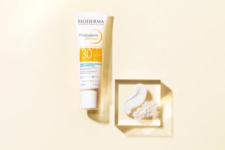 AKN Mat SPF 30: Crema solar con efecto matificante de doble acción: máxima fotoprotección y prevención de las imperfecciones cutáneas.