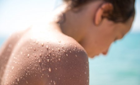 Mujer con protector solar resistente al agua 