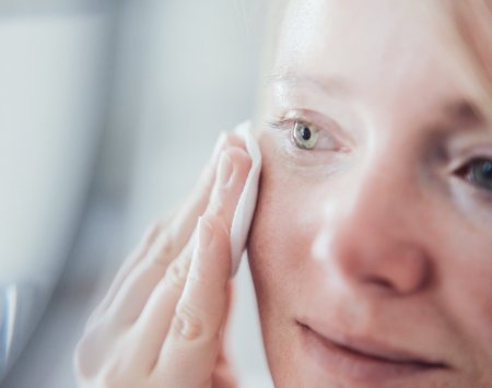 Mujer desmaquillándose con Sensibio Agua Micelar