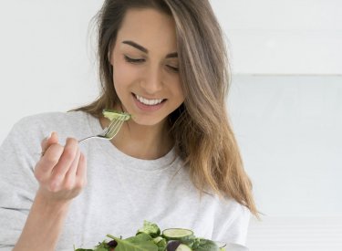 Mujer comiendo comida saludable 