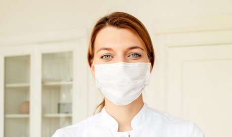 Doctora usando la mascarilla 